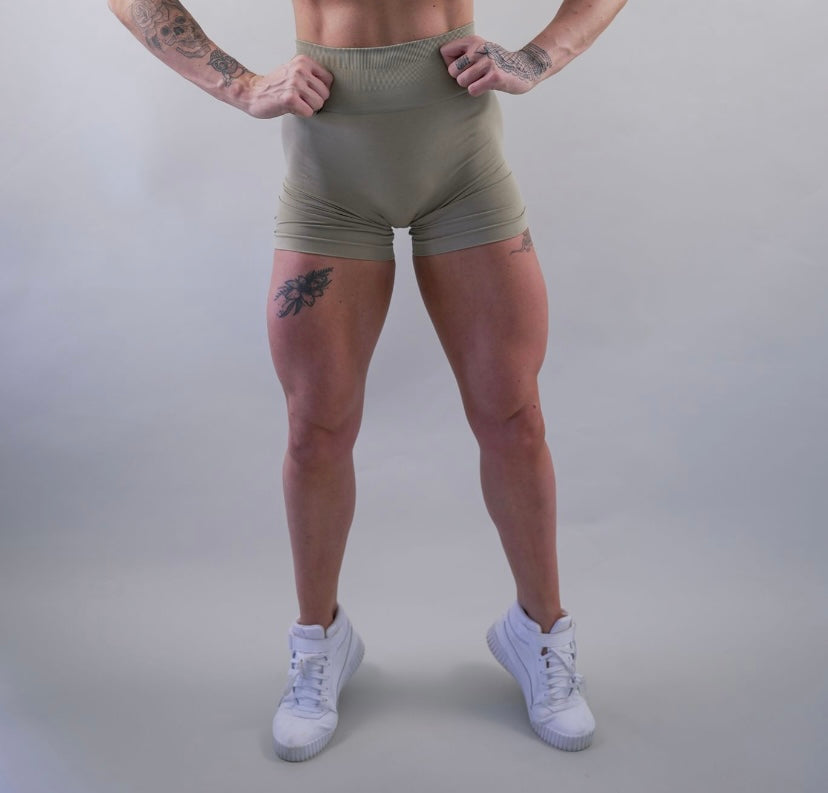 DELUXE SEAMLESS SHORT - BEIGE